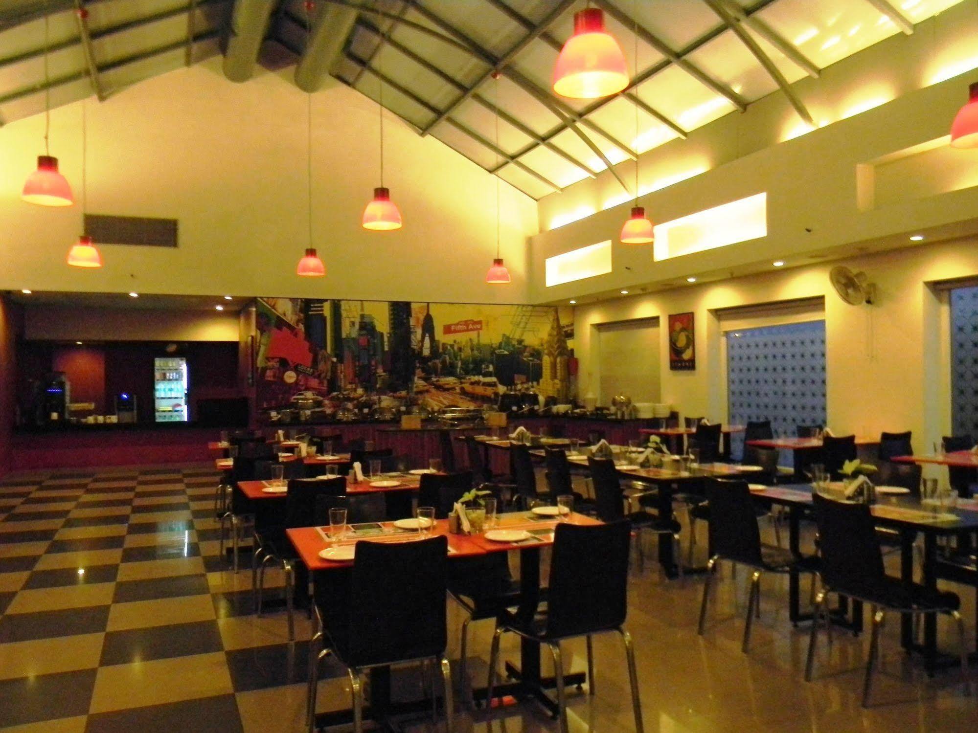 Red Fox By Lemon Tree Hotels, East Delhi Exterior foto